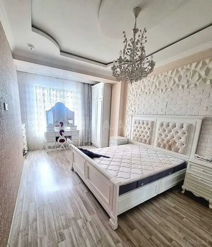 Kirayə verilir 3 otaqlı mənzil 140 m²