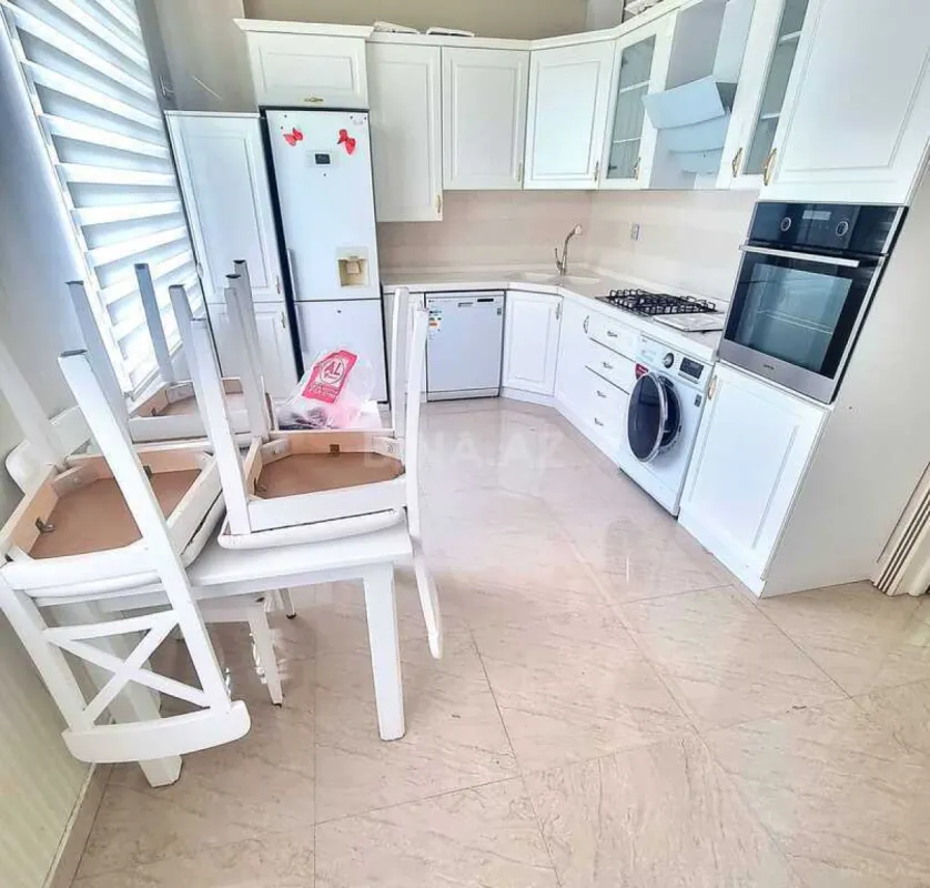 Kirayə verilir 3 otaqlı mənzil 140 m²
