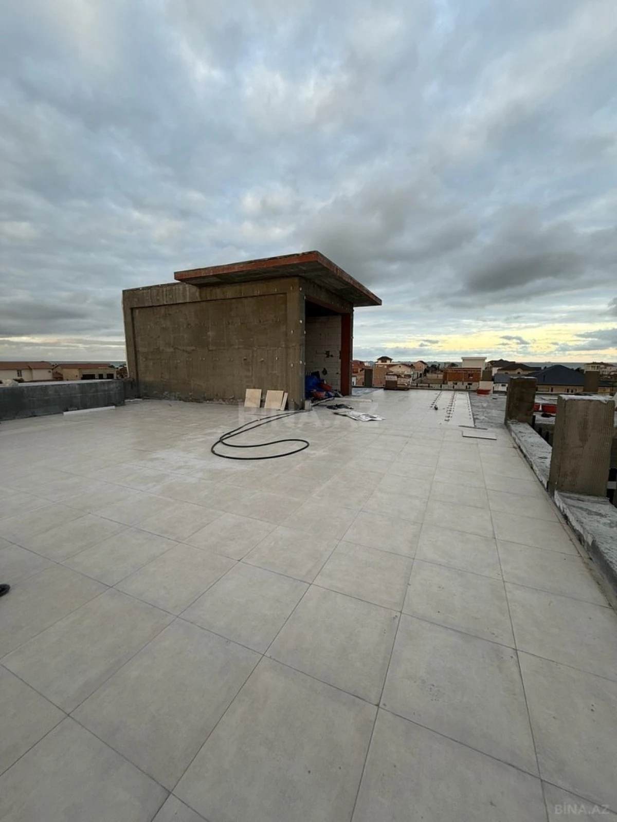 Satılır 5 otaqlı həyət evi 900 m²