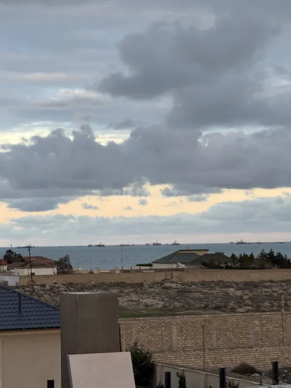 Satılır 5 otaqlı həyət evi 900 m²