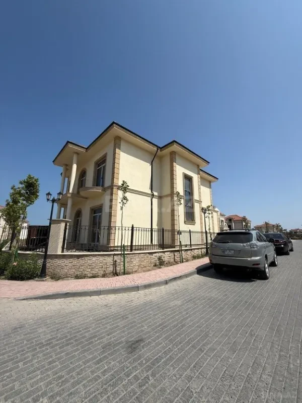 Satılır 8 otaqlı həyət evi 300 m²