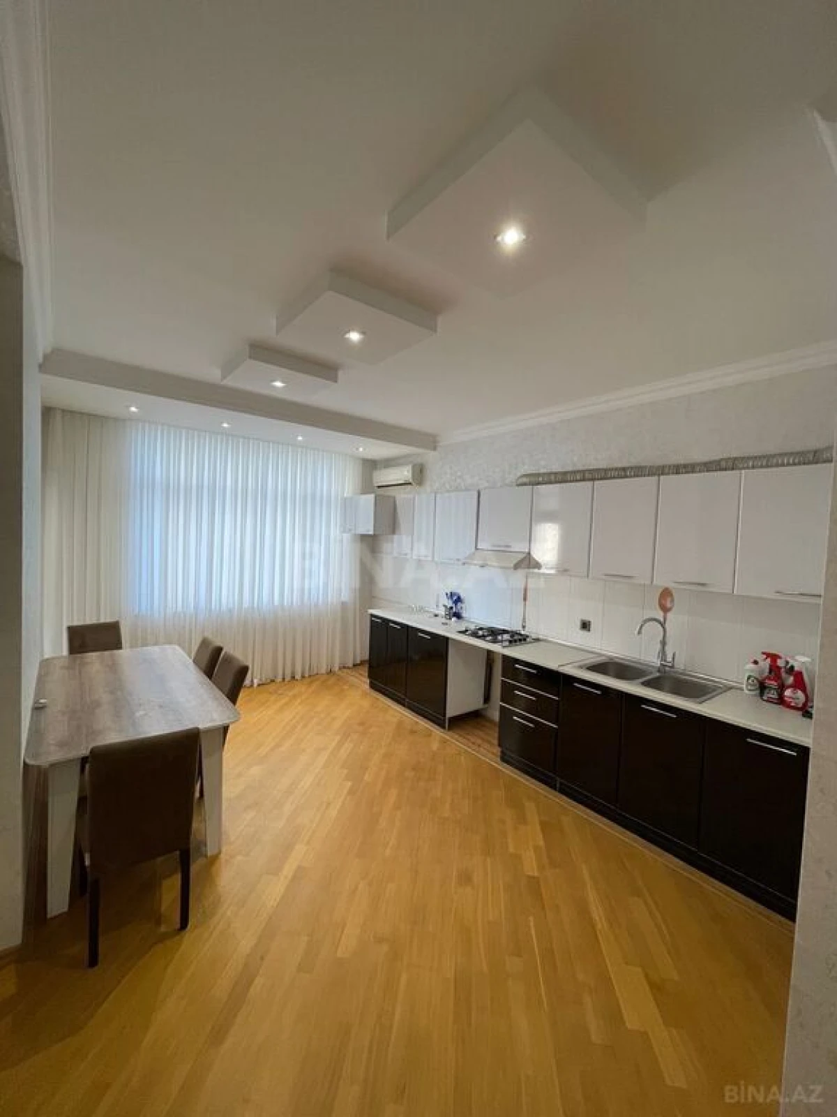 Kirayə verilir 4 otaqlı mənzil 140 m²