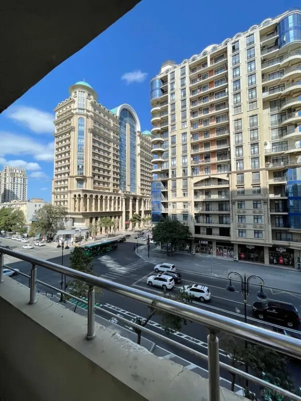 Kirayə verilir 4 otaqlı mənzil 140 m²