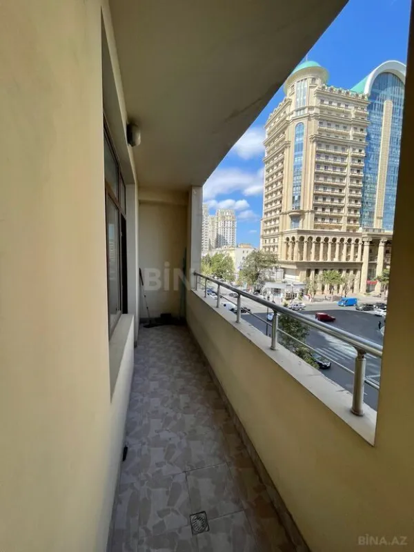Kirayə verilir 4 otaqlı mənzil 140 m²