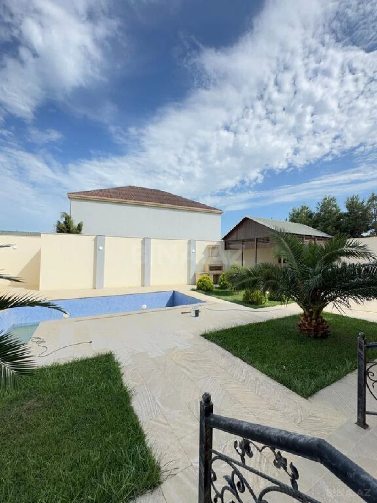 Satılır 5 otaqlı həyət evi 400 m²