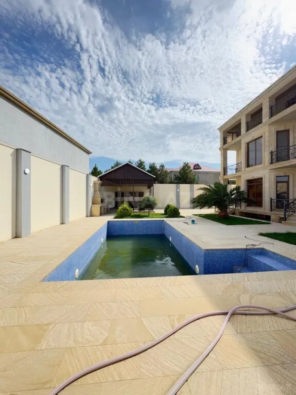 Satılır 5 otaqlı həyət evi 400 m²