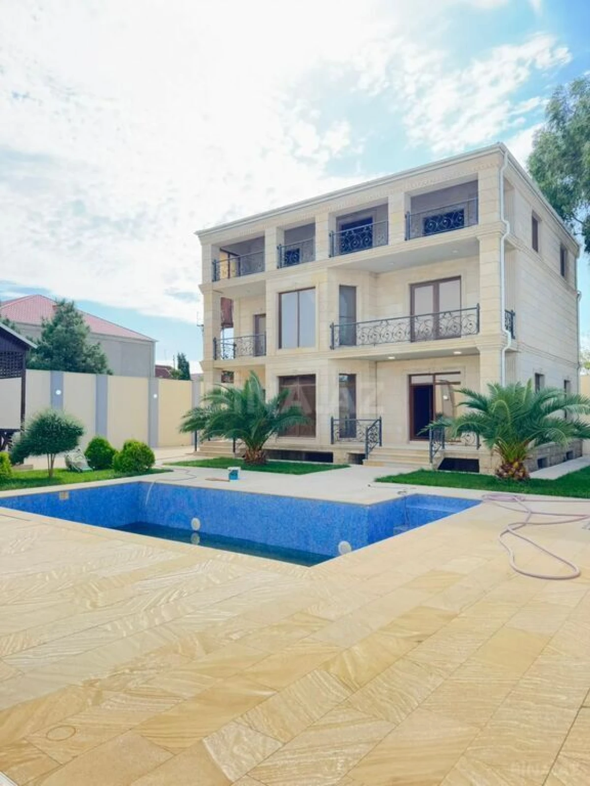 Satılır 5 otaqlı həyət evi 400 m²