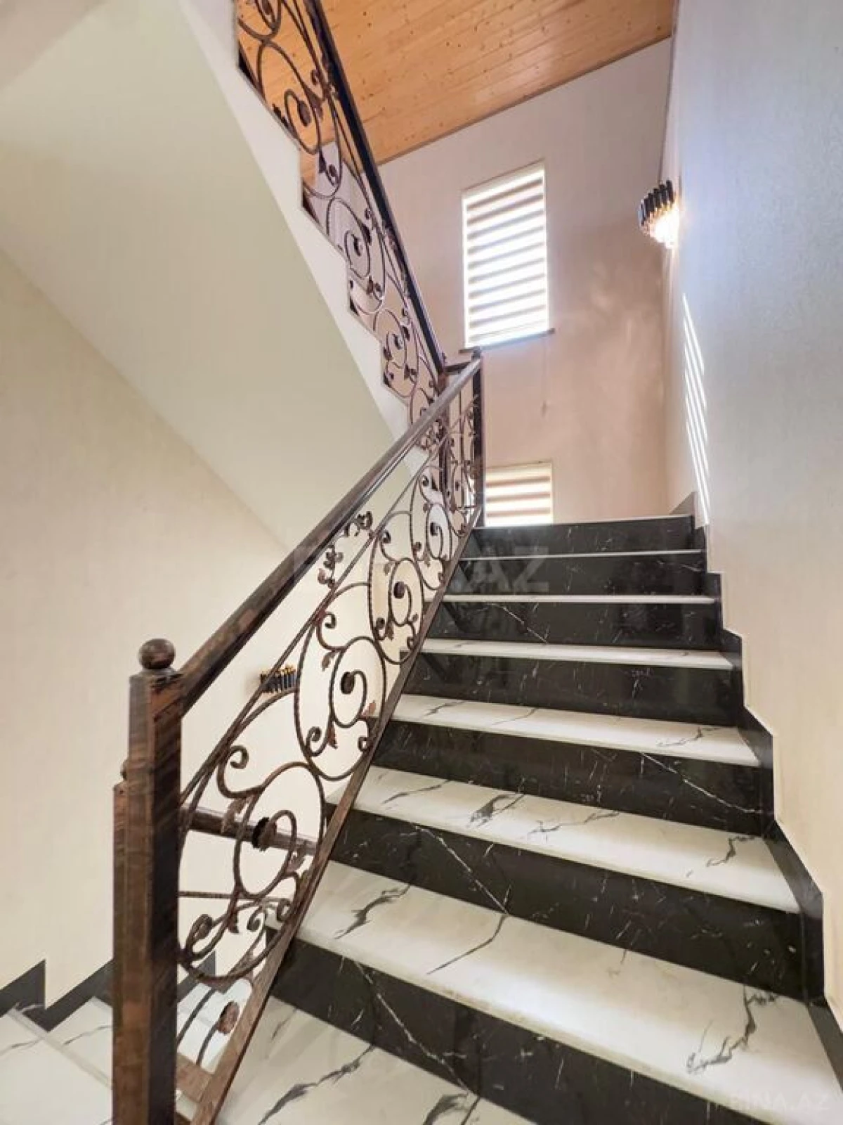 Satılır 5 otaqlı həyət evi 400 m²