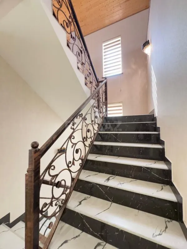 Satılır 5 otaqlı həyət evi 400 m²