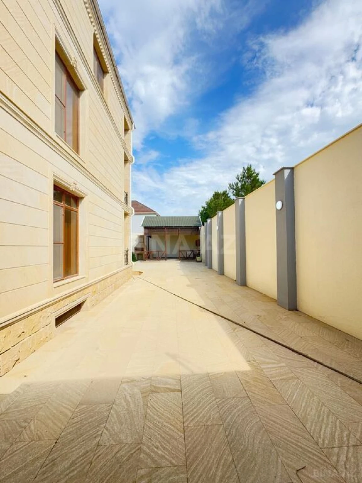 Satılır 5 otaqlı həyət evi 400 m²