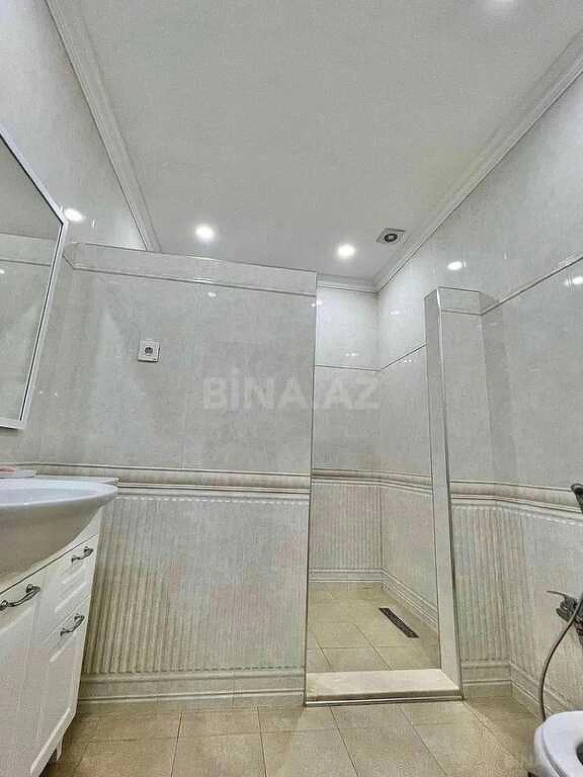 Satılır 3 otaqlı mənzil 143 m²