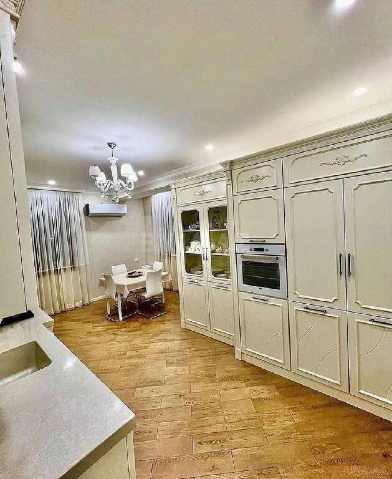 Satılır 3 otaqlı mənzil 143 m²