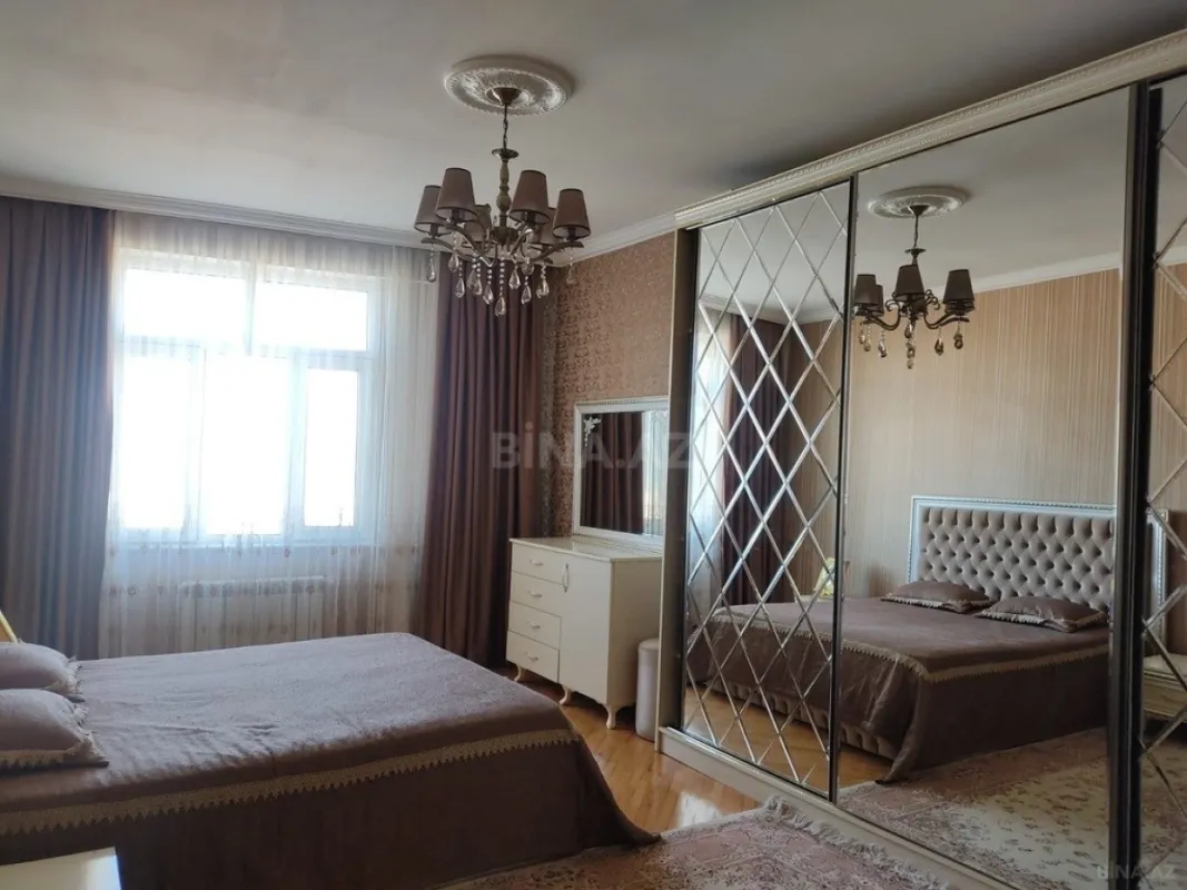 Satılır 3 otaqlı mənzil 130 m²