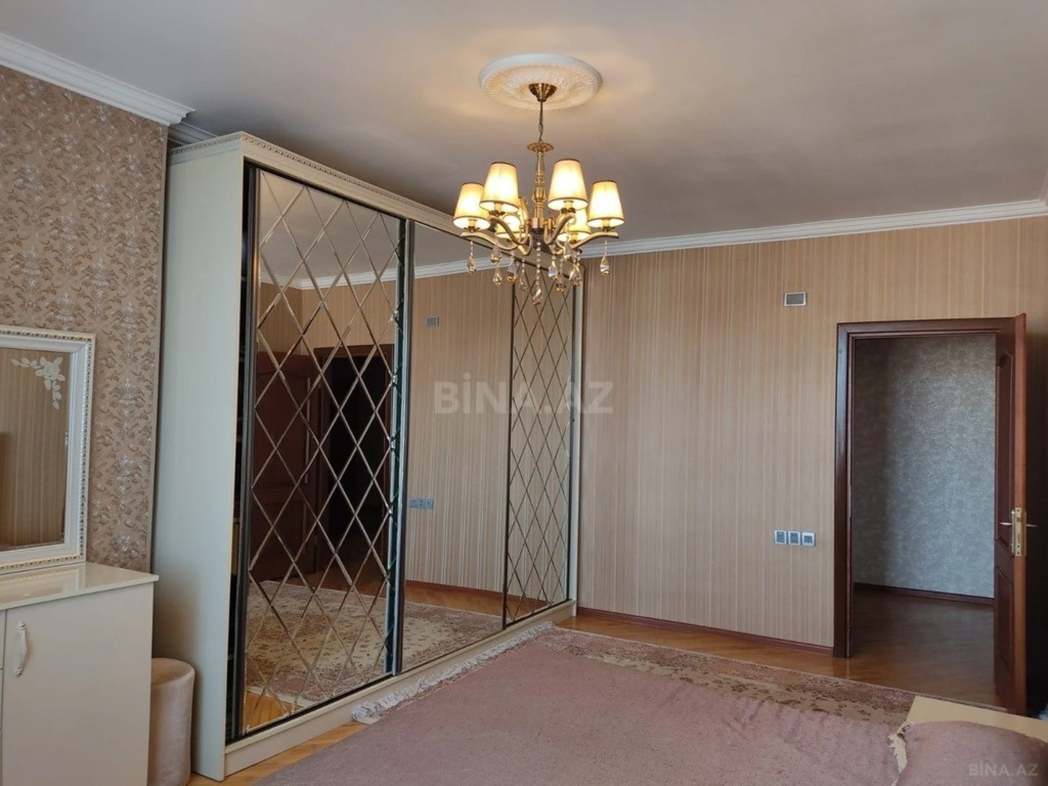 Satılır 3 otaqlı mənzil 130 m²