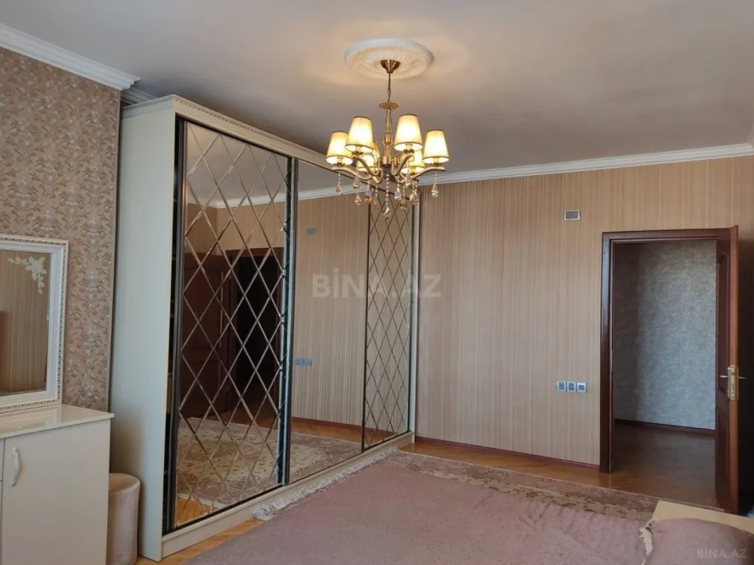 Satılır 3 otaqlı mənzil 130 m²
