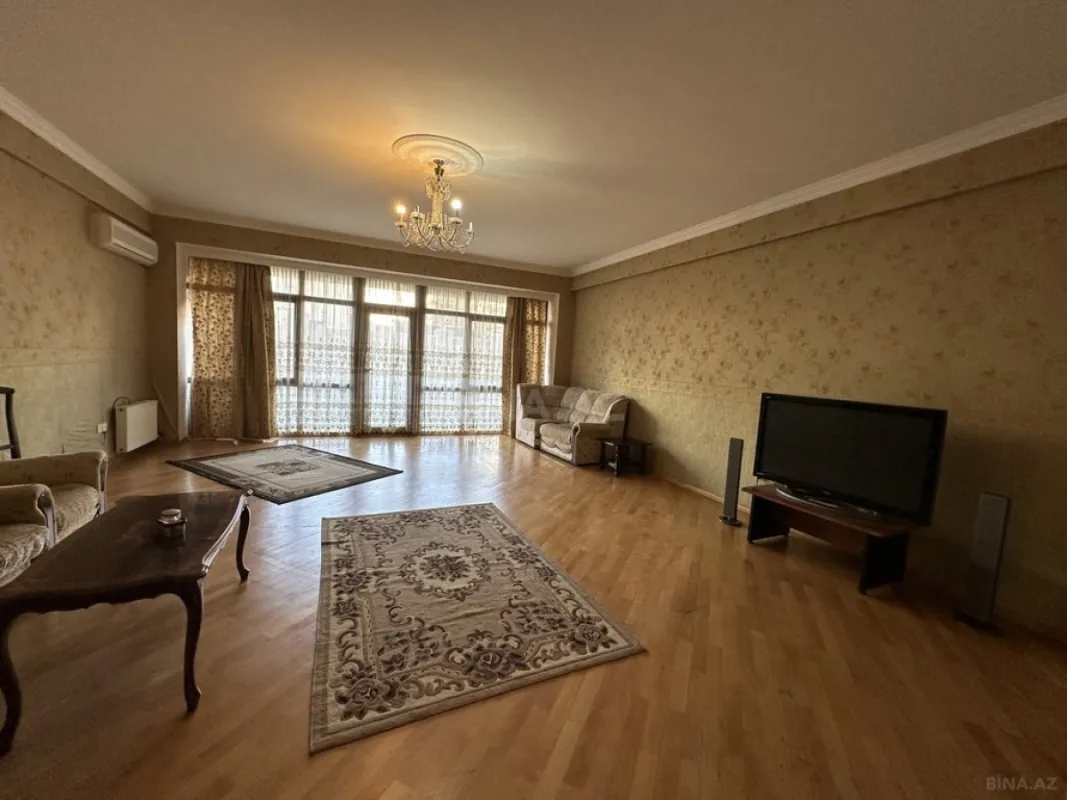Satılır 4 otaqlı mənzil 200 m²