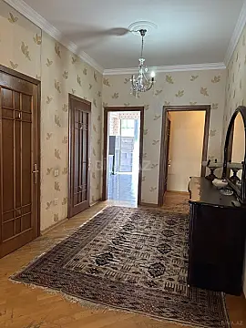 Satılır 4 otaqlı mənzil 200 m²