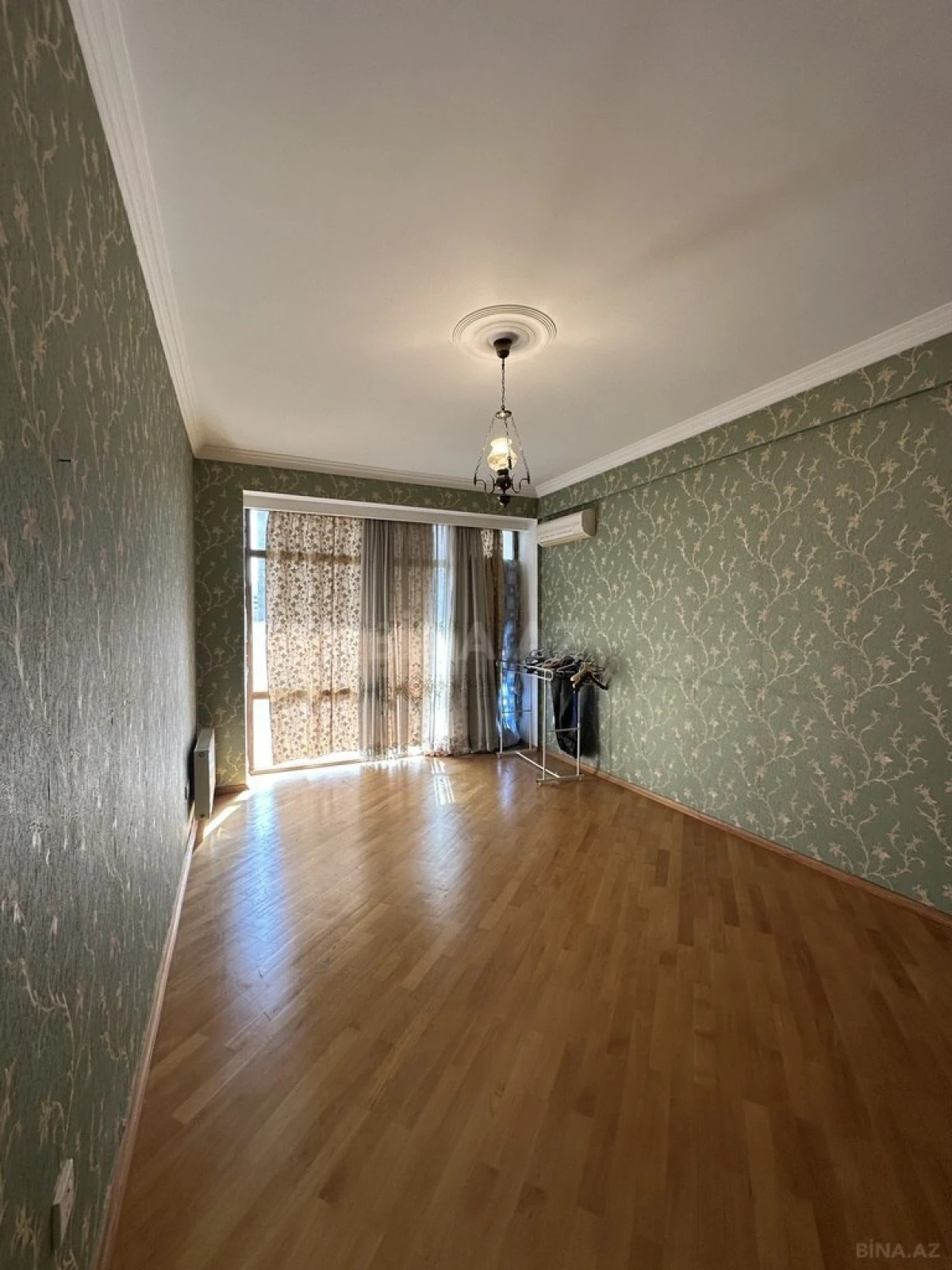 Satılır 4 otaqlı mənzil 200 m²