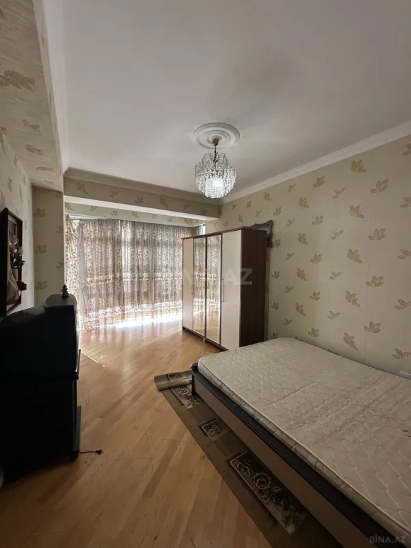 Satılır 4 otaqlı mənzil 200 m²
