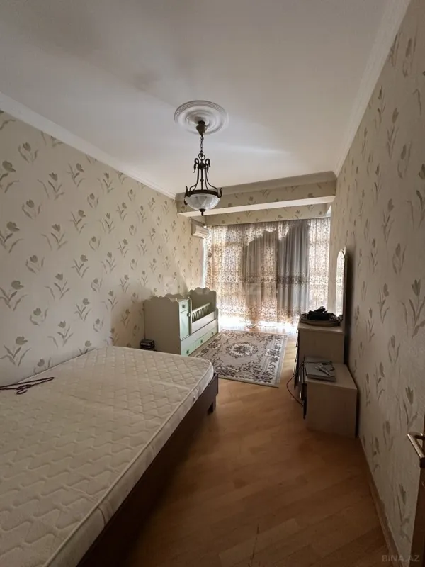 Satılır 4 otaqlı mənzil 200 m²