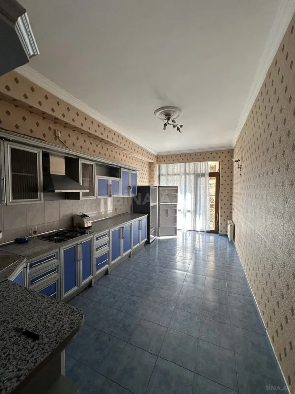 Satılır 4 otaqlı mənzil 200 m²