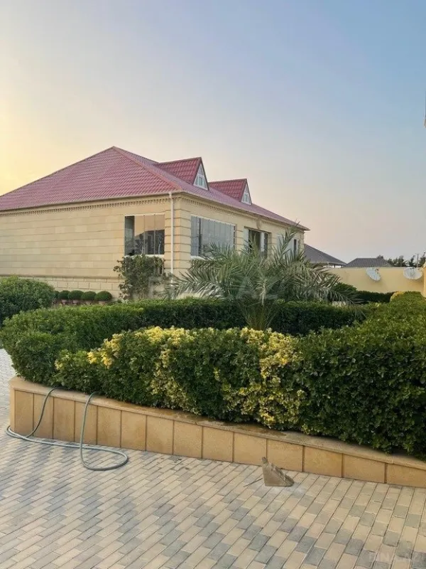 Satılır 4 otaqlı həyət evi 240 m²