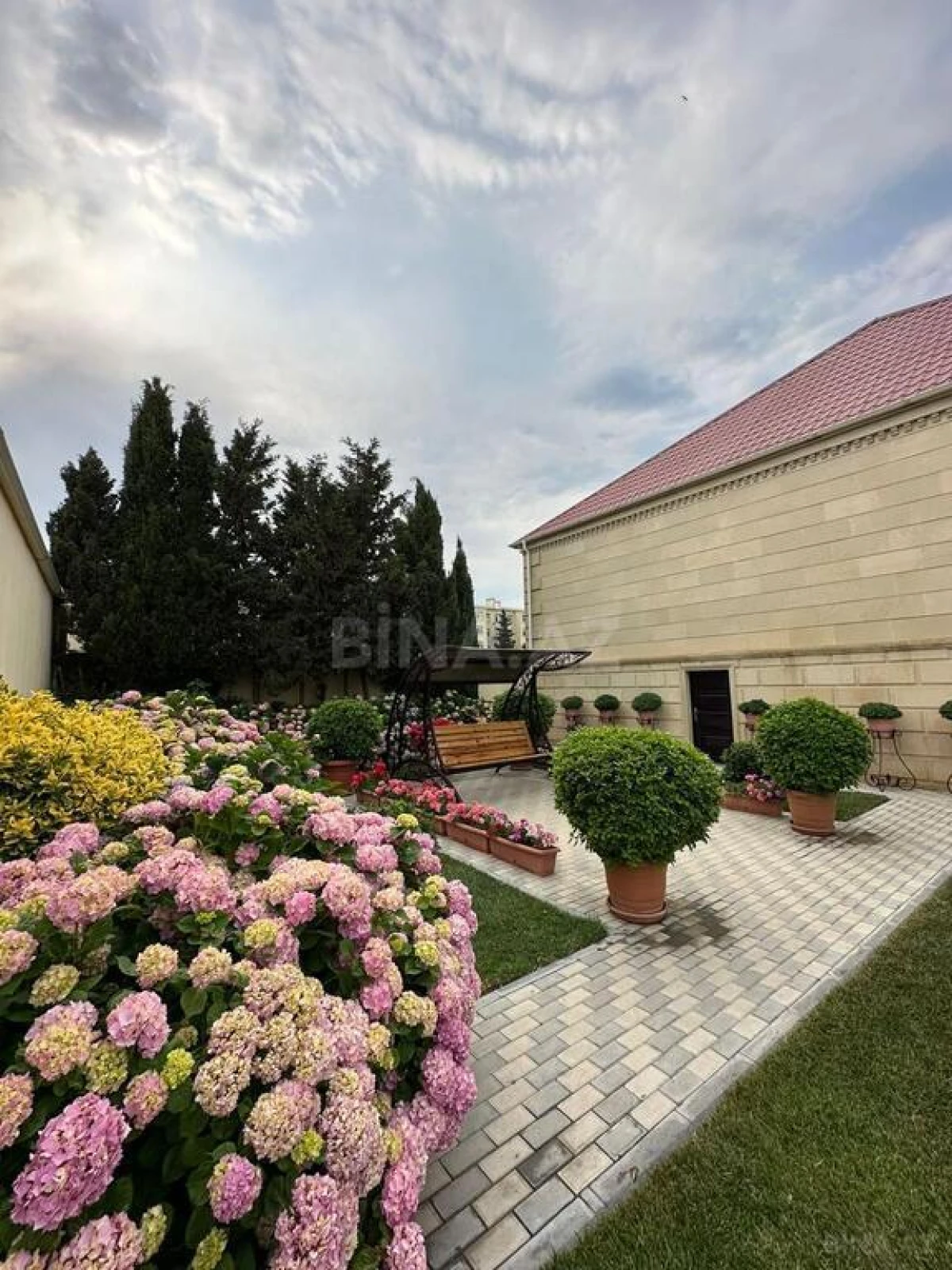 Satılır 4 otaqlı həyət evi 240 m²