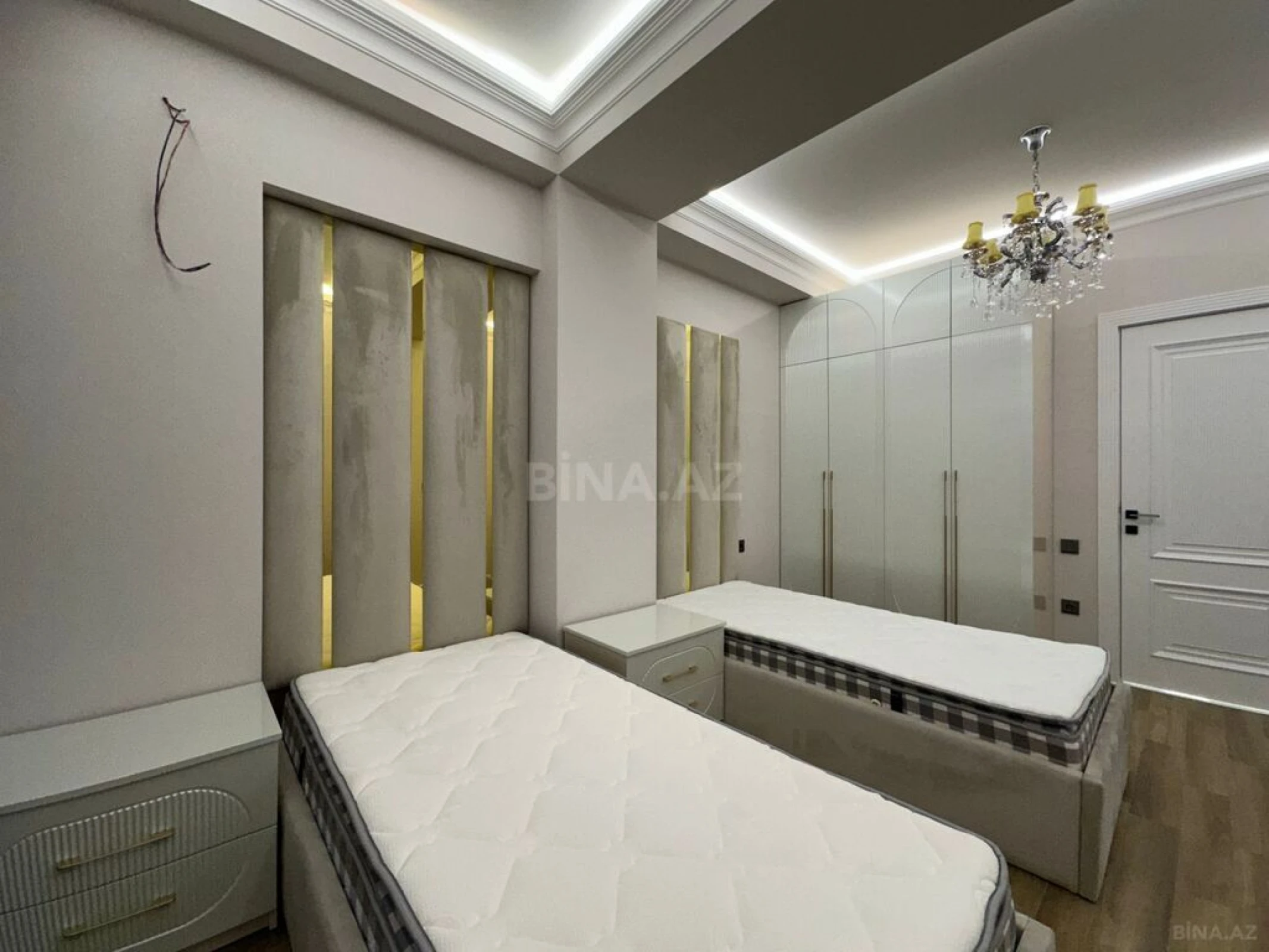 Satılır 4 otaqlı mənzil 144 m²