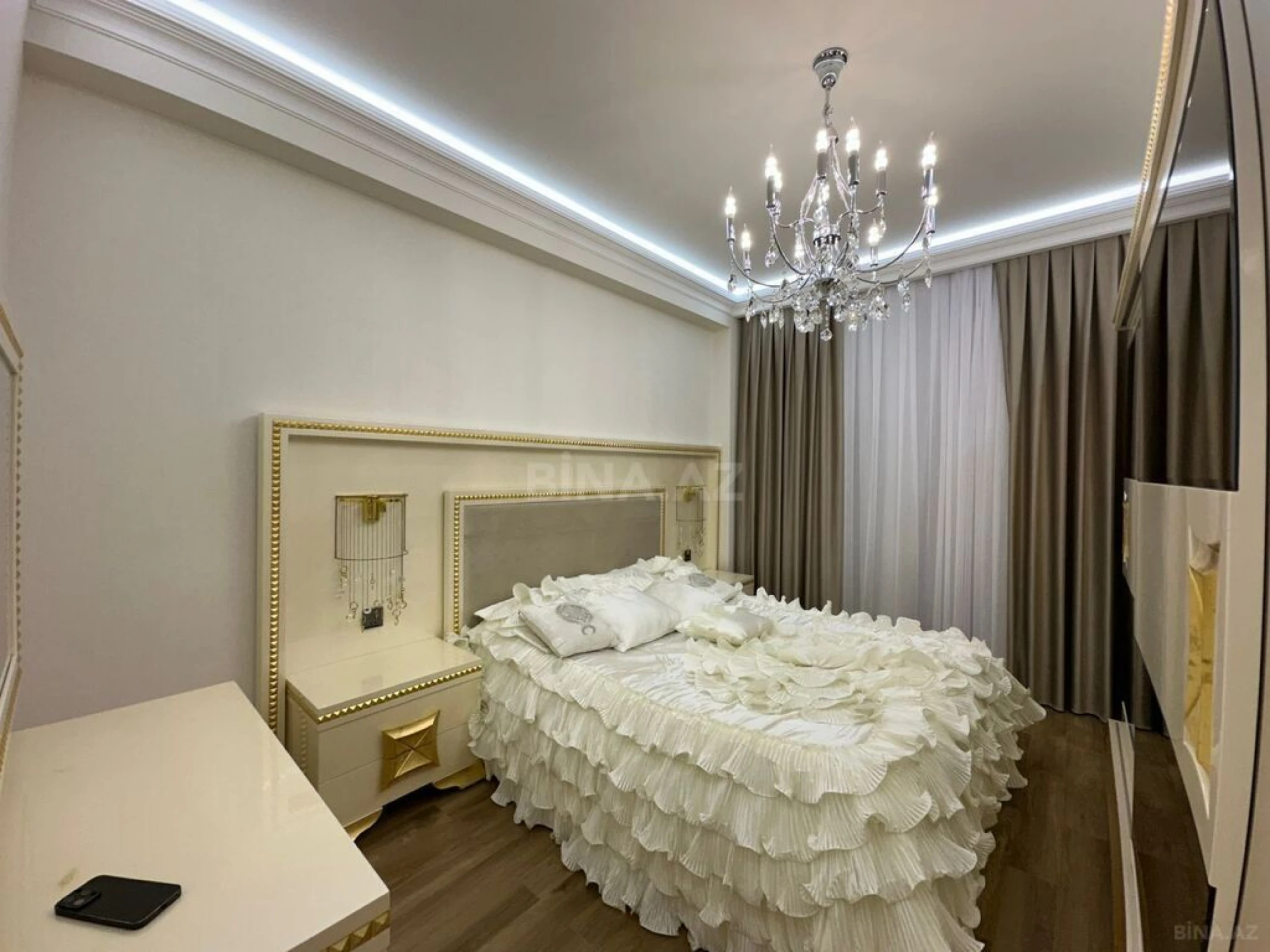 Satılır 4 otaqlı mənzil 144 m²