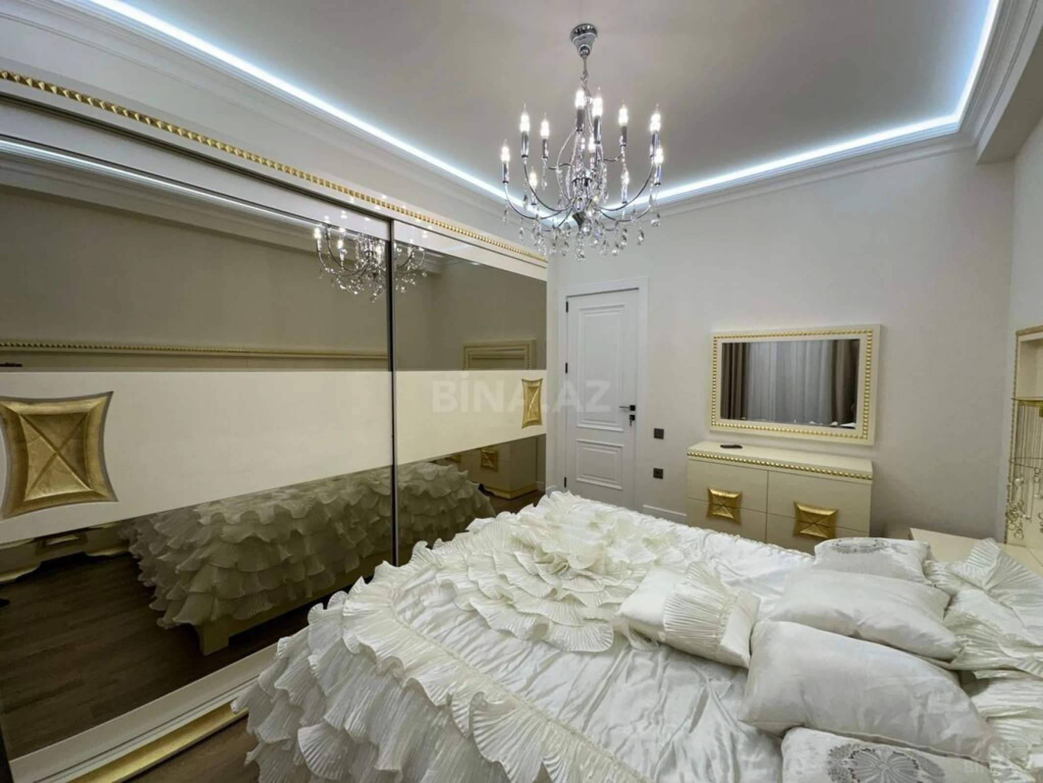 Satılır 4 otaqlı mənzil 144 m²