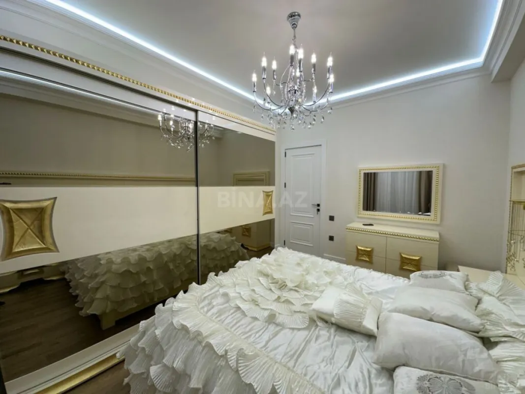 Satılır 4 otaqlı mənzil 144 m²