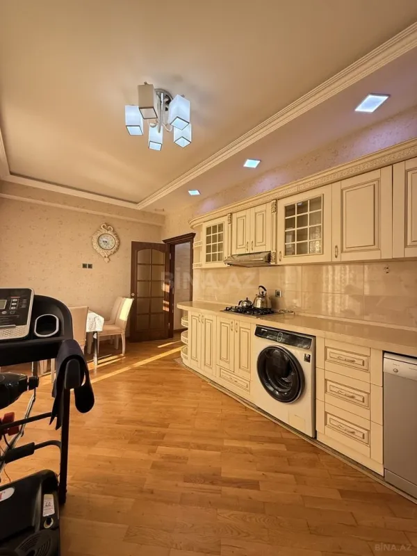 Kirayə verilir 3 otaqlı mənzil 130 m²