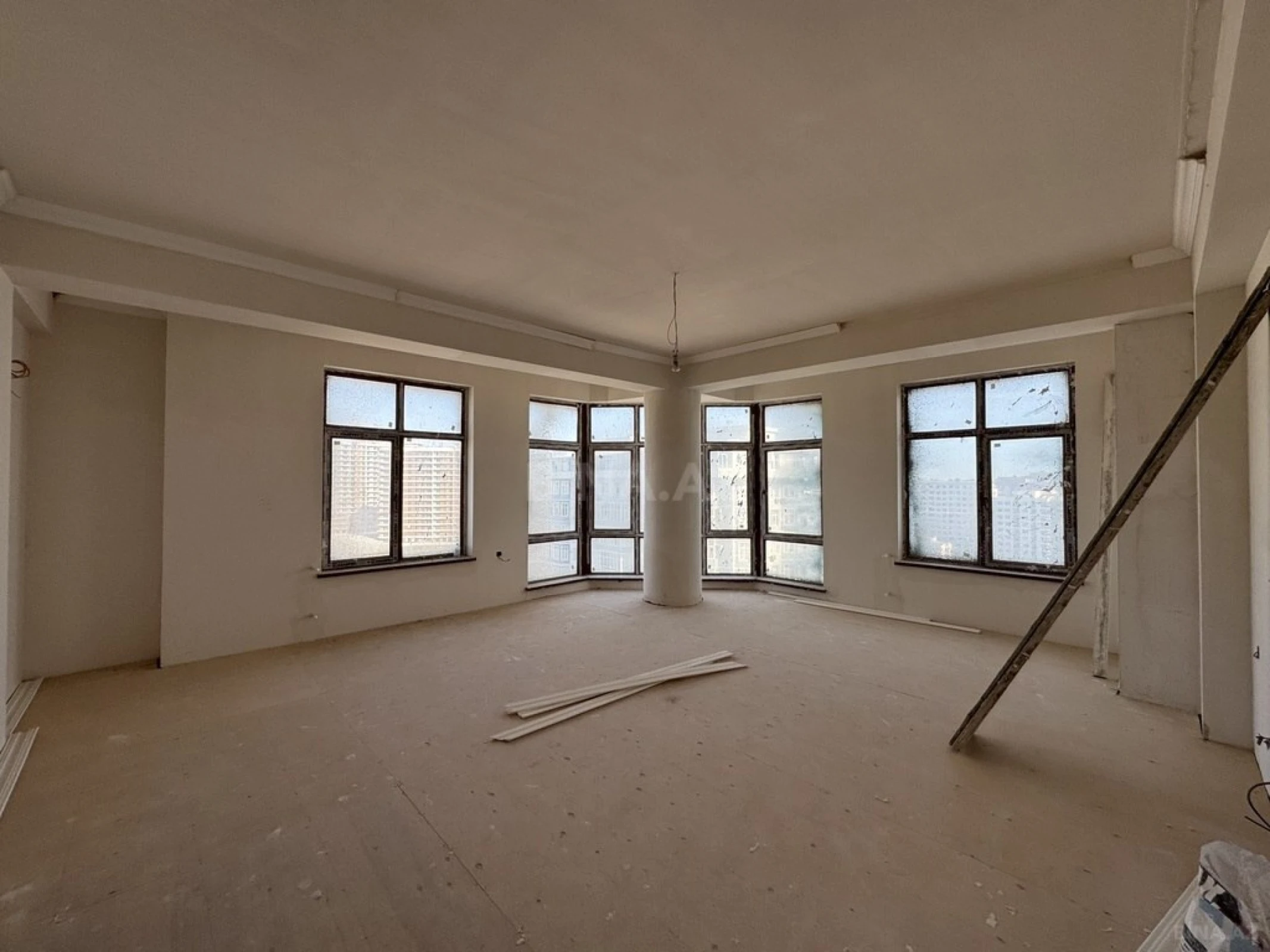 Satılır 4 otaqlı mənzil 165 m²