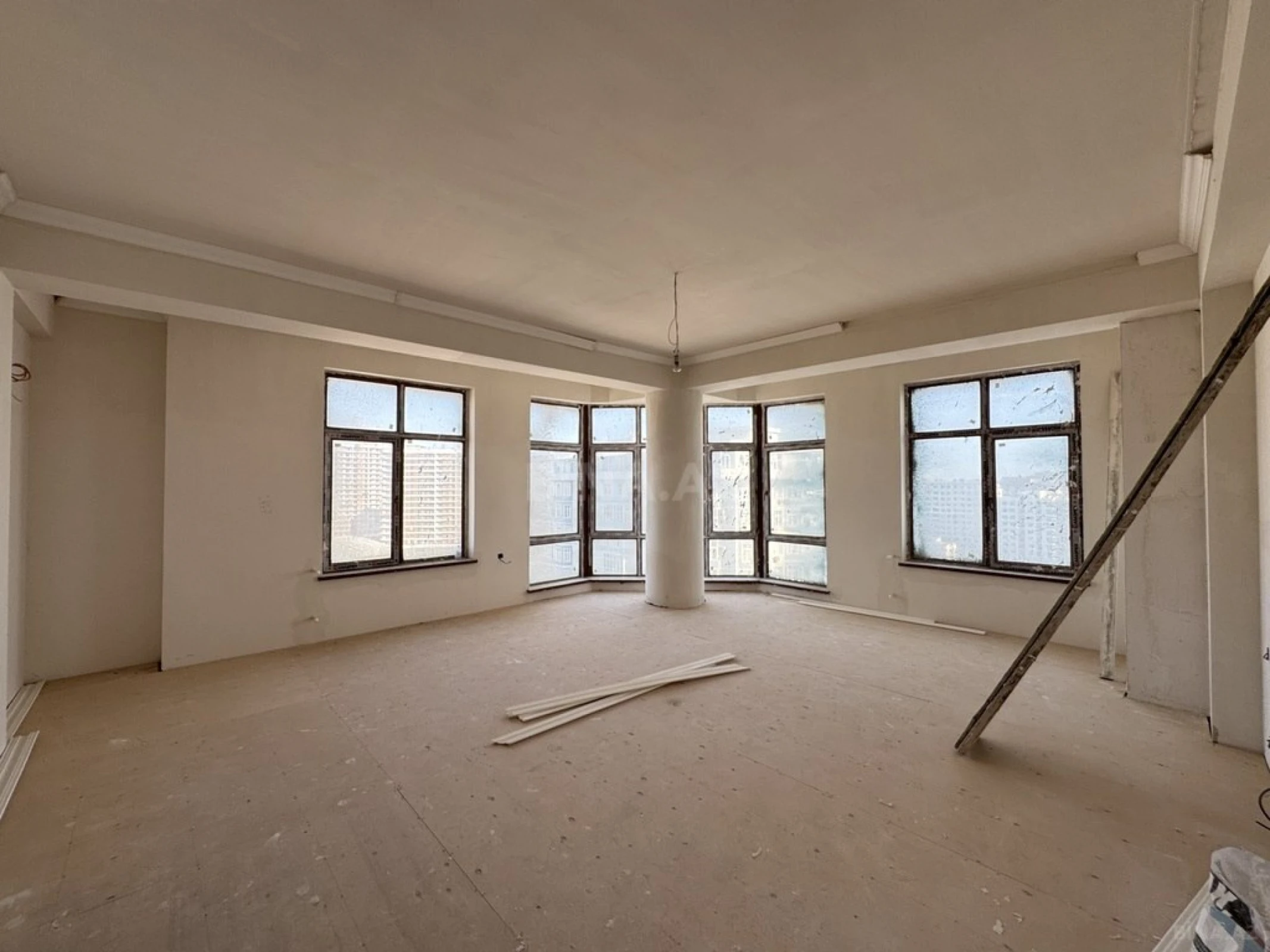 Satılır 4 otaqlı mənzil 165 m²