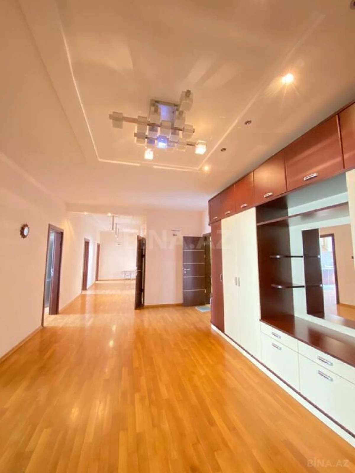 Kirayə verilir 4 otaqlı mənzil 220 m²