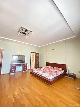 Kirayə verilir 4 otaqlı mənzil 220 m²