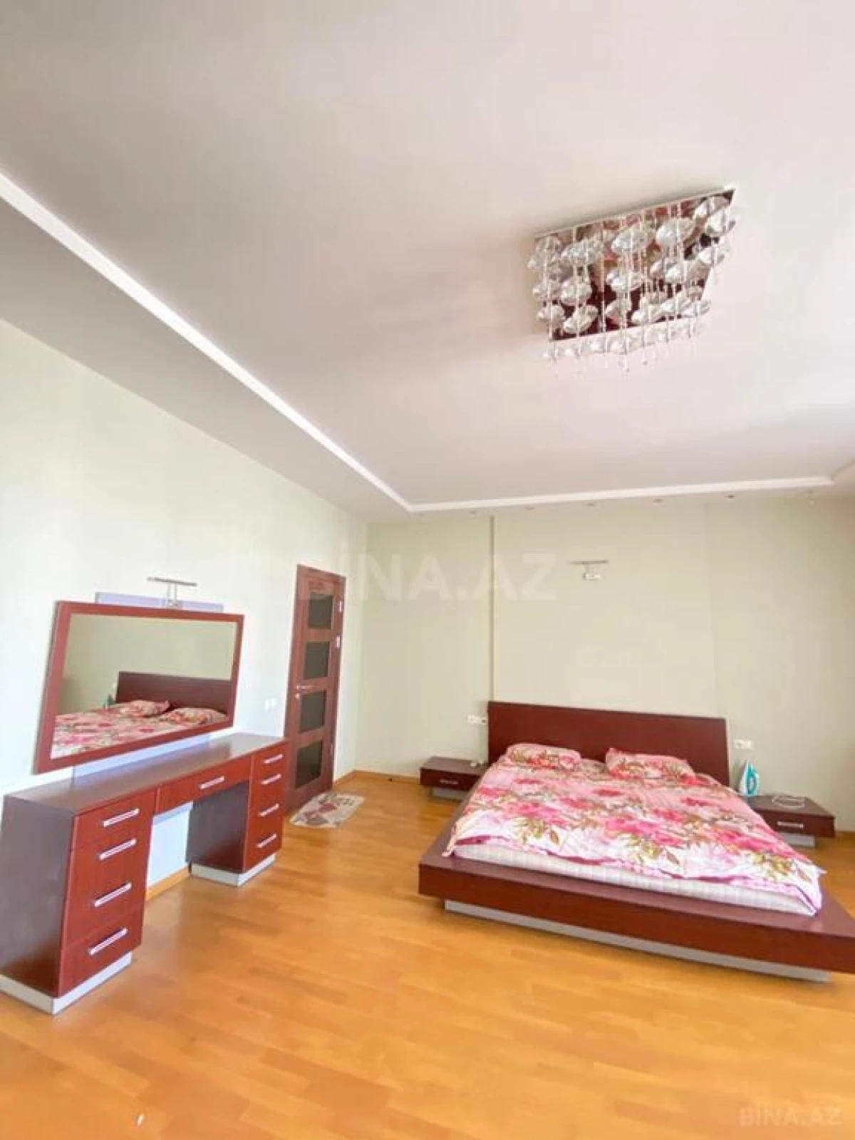 Kirayə verilir 4 otaqlı mənzil 220 m²