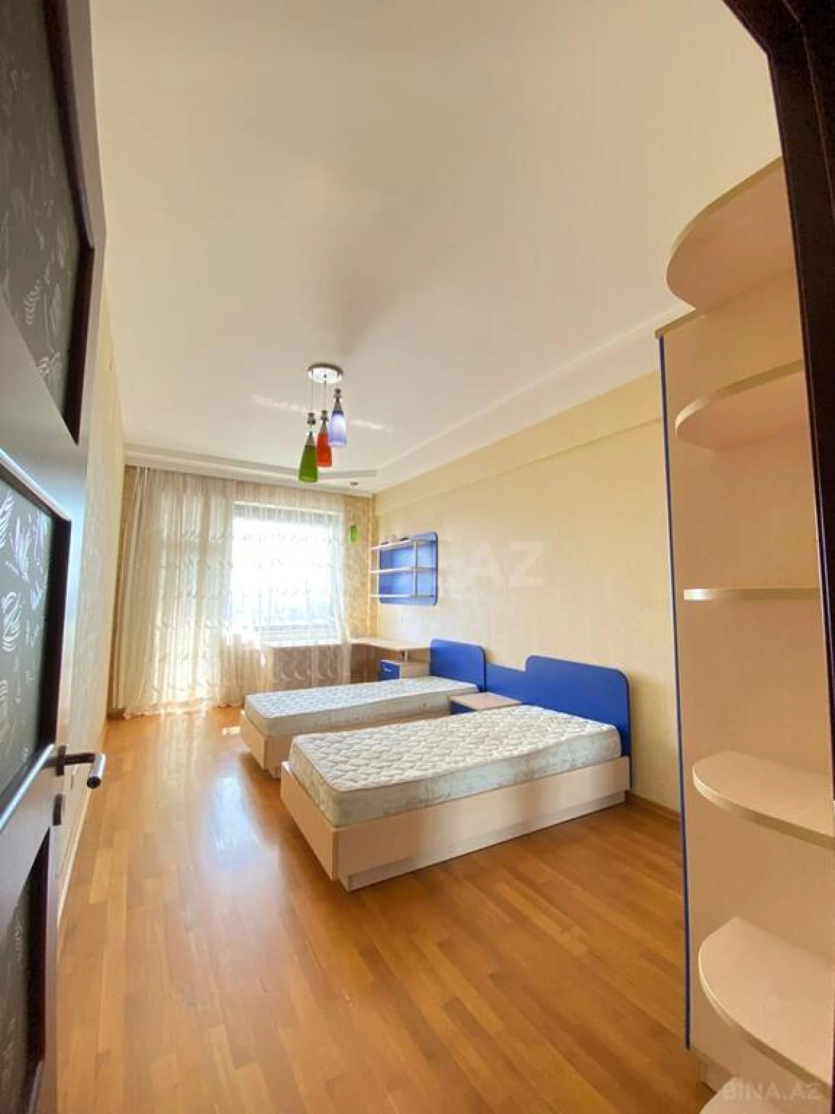 Kirayə verilir 4 otaqlı mənzil 220 m²