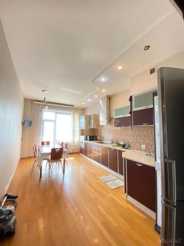 Kirayə verilir 4 otaqlı mənzil 220 m²