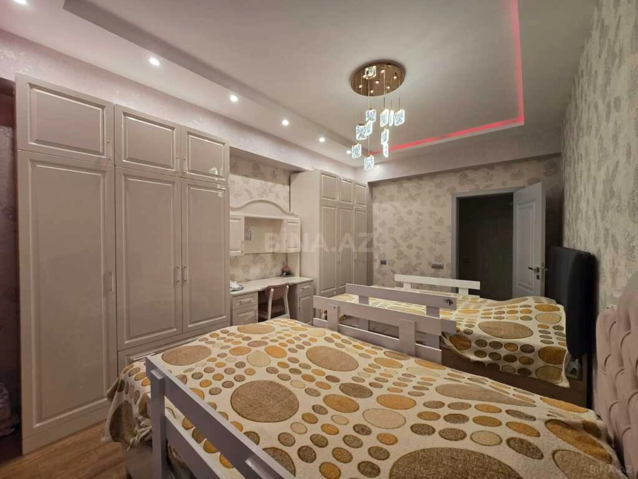 Kirayə verilir 6 otaqlı mənzil 271 m²