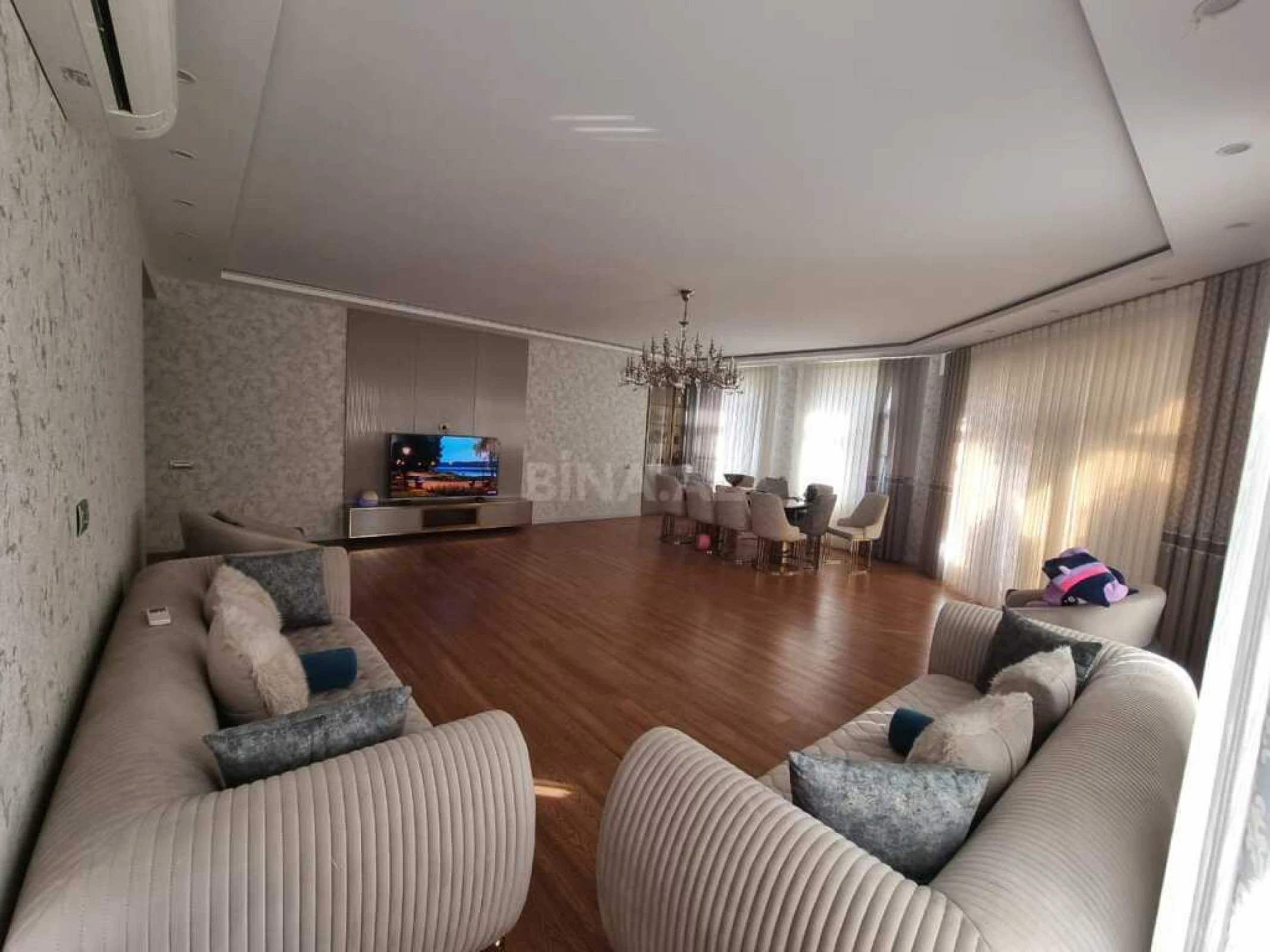 Kirayə verilir 6 otaqlı mənzil 271 m²