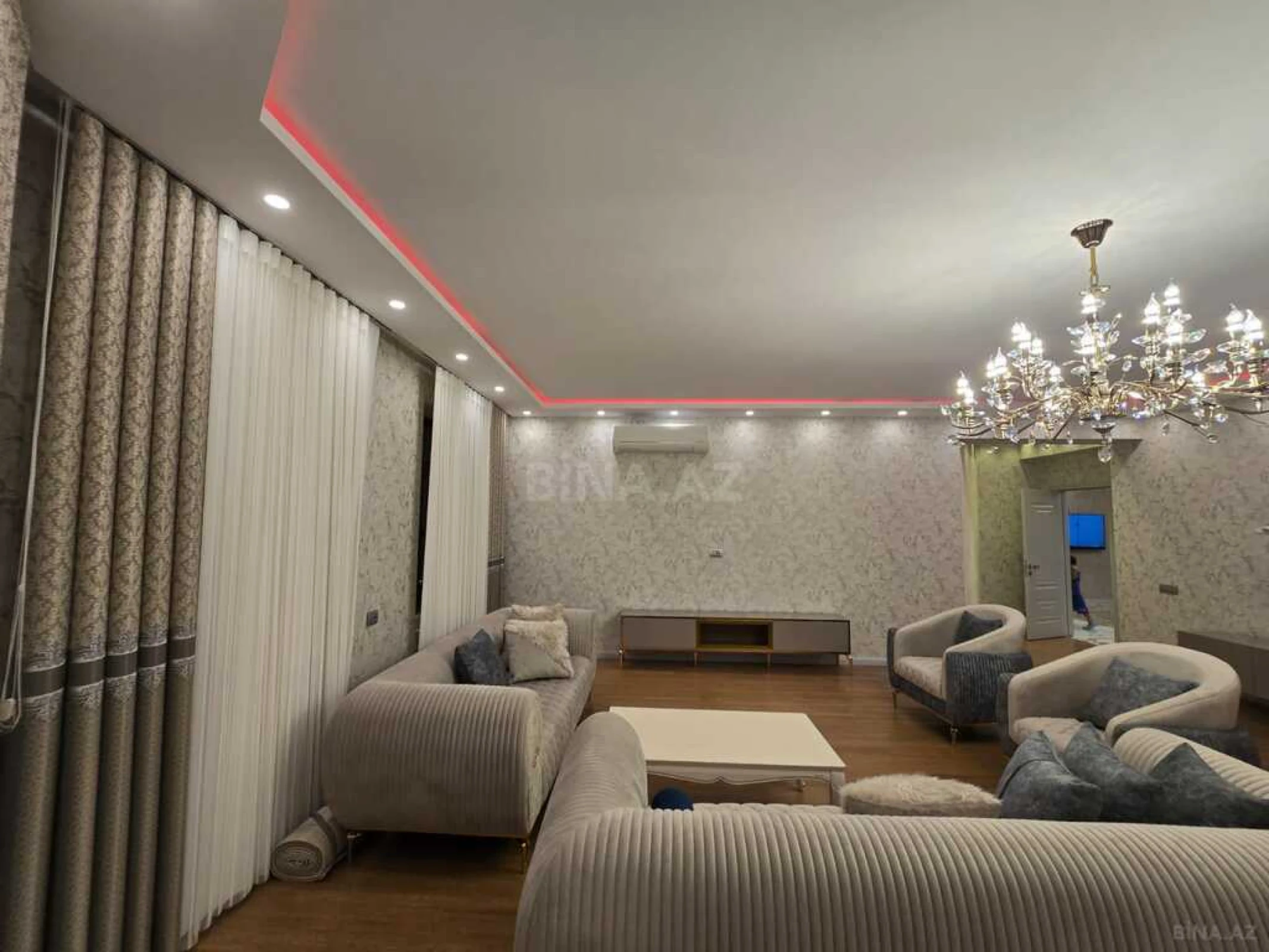 Kirayə verilir 6 otaqlı mənzil 271 m²