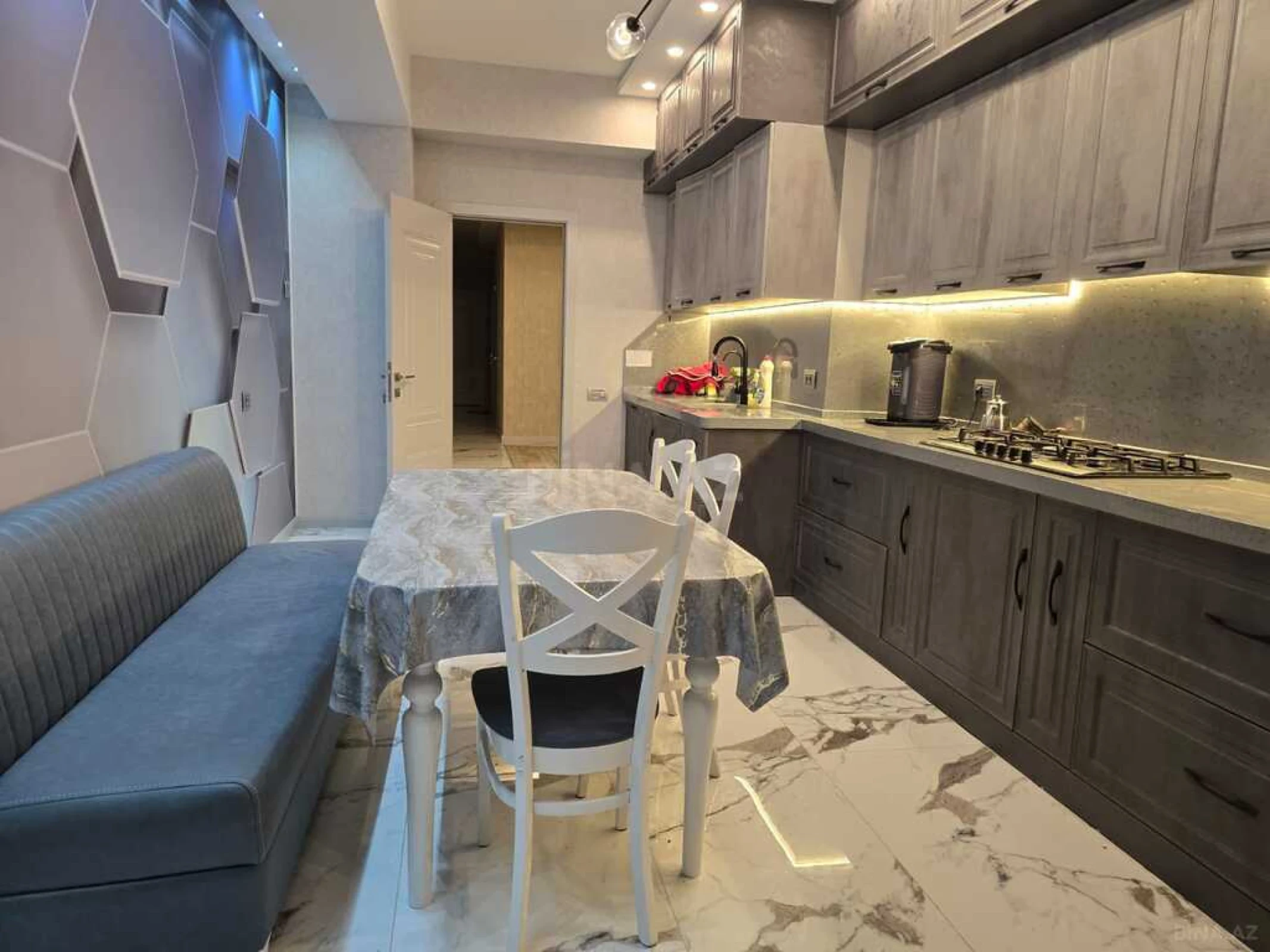 Kirayə verilir 6 otaqlı mənzil 271 m²
