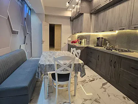 Kirayə verilir 6 otaqlı mənzil 271 m²