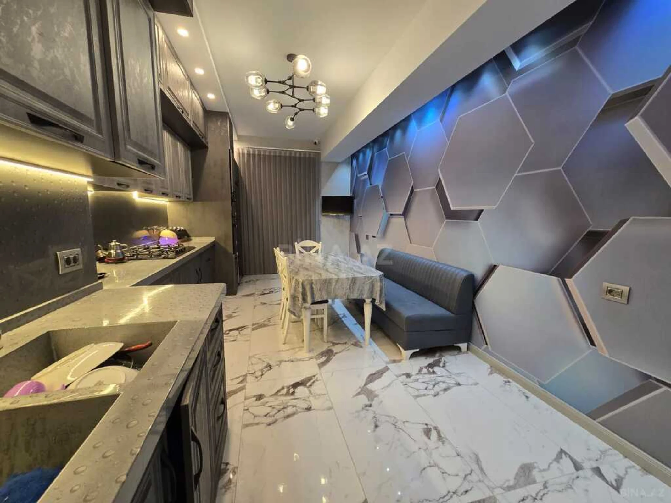 Kirayə verilir 6 otaqlı mənzil 271 m²