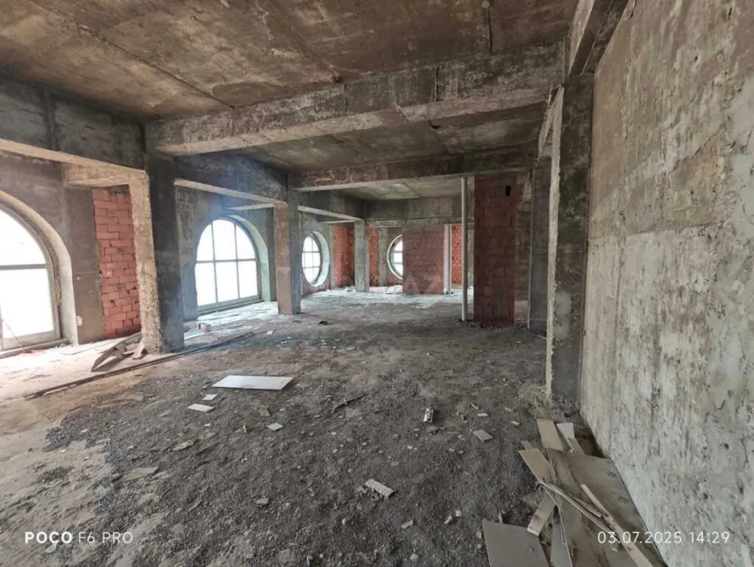 Satılır 4 otaqlı mənzil 2215 m²