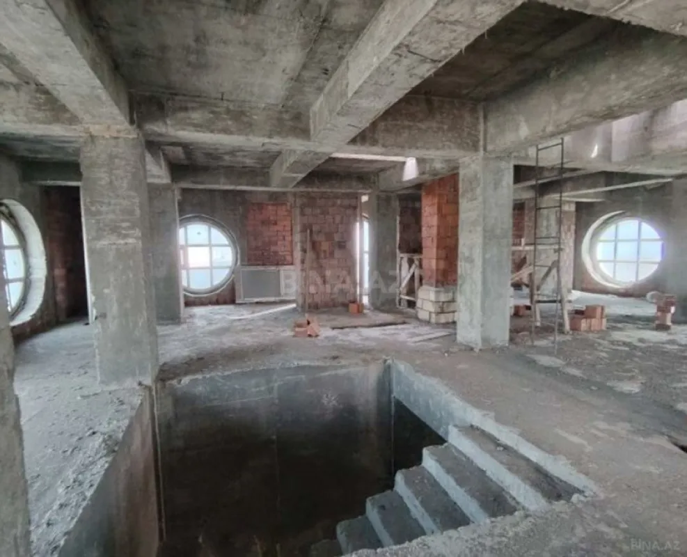 Satılır 4 otaqlı mənzil 2215 m²