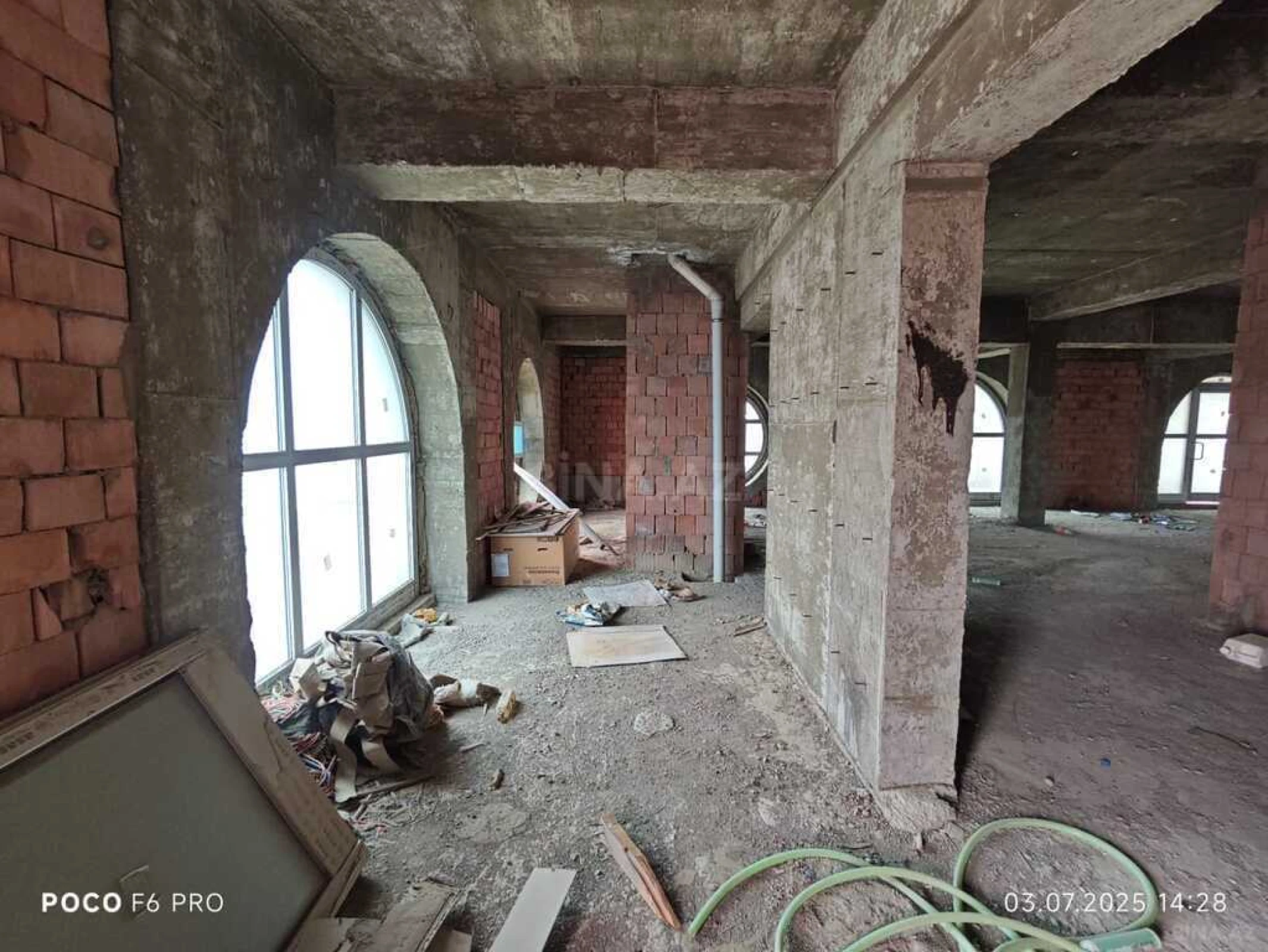 Satılır 4 otaqlı mənzil 2215 m²