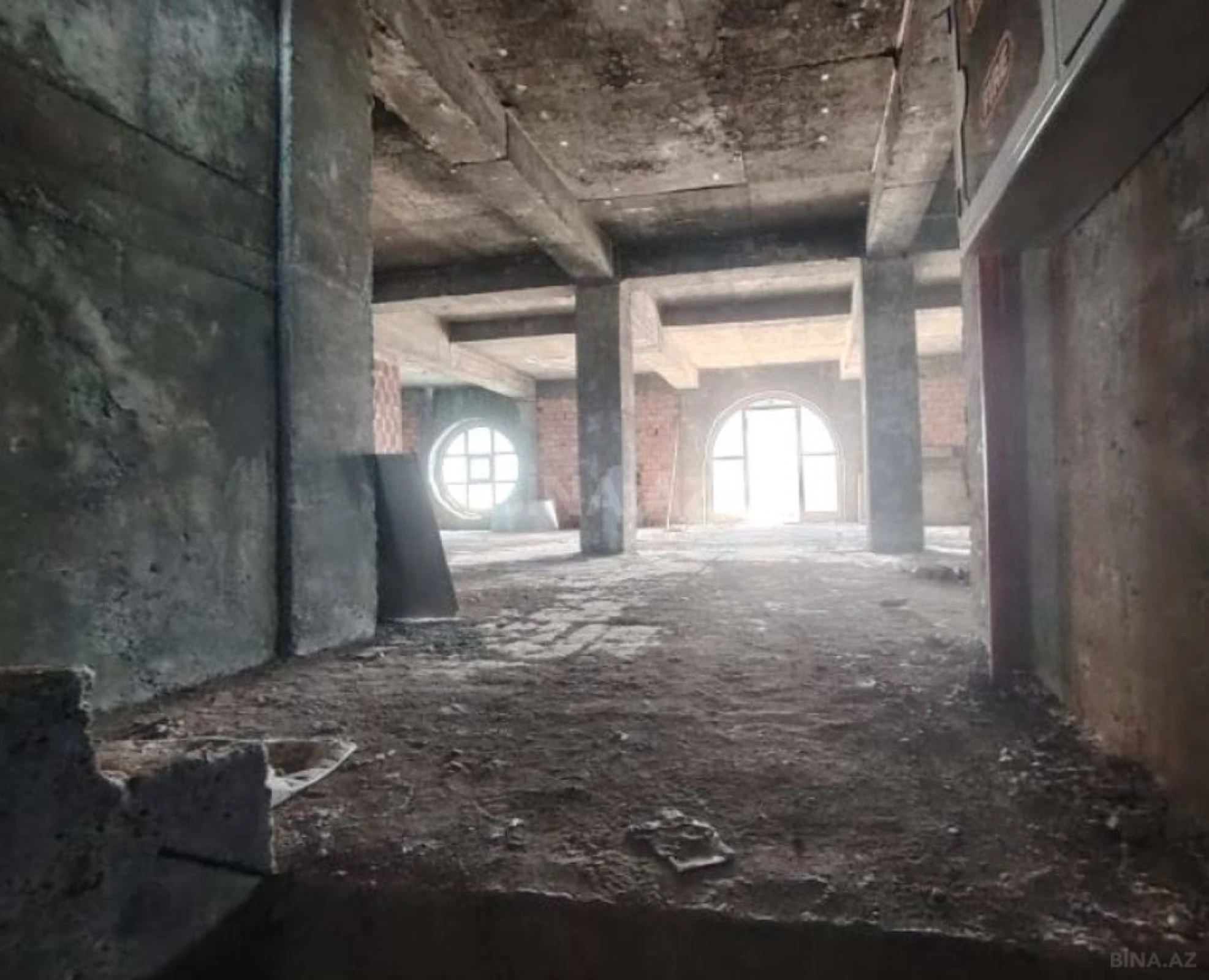 Satılır 4 otaqlı mənzil 2215 m²