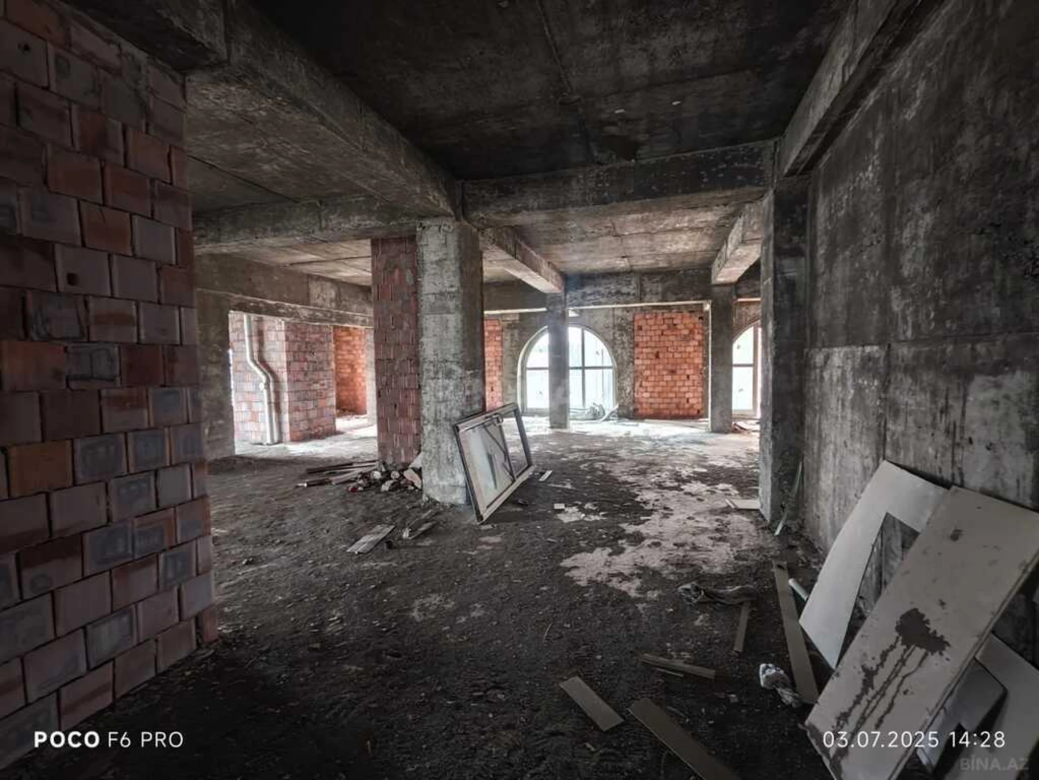 Satılır 4 otaqlı mənzil 2215 m²